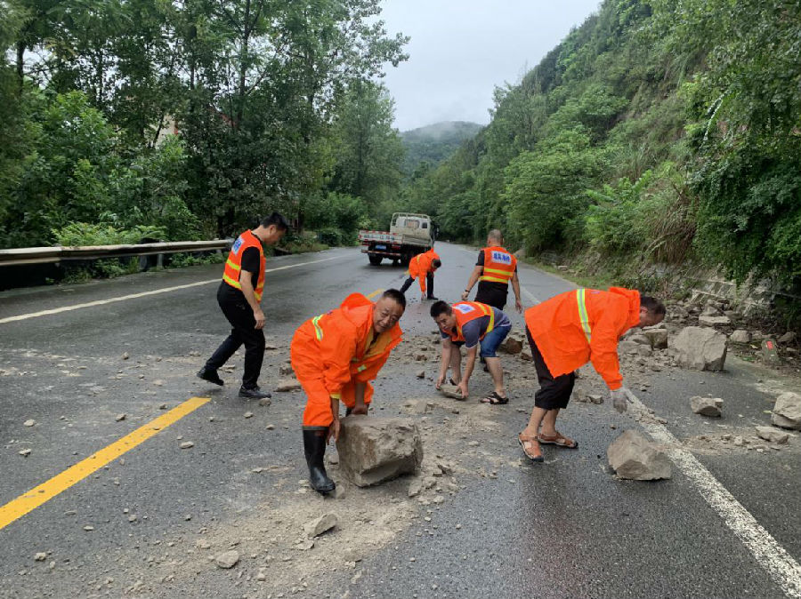 行動迅速 全力排險 沉著應(yīng)對彰顯路橋擔(dān)當(dāng)1.jpg 52598bdfe12833bc22cbe9ce4a25dd25.jpg