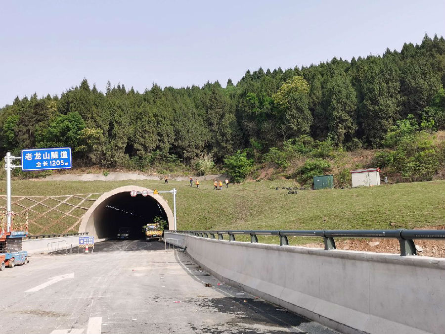 路橋公司認(rèn)真高效完成S205線老龍山隧道護(hù)坡綠化工作2.jpg 782fd491501030c740c48cbdefafec32.jpg