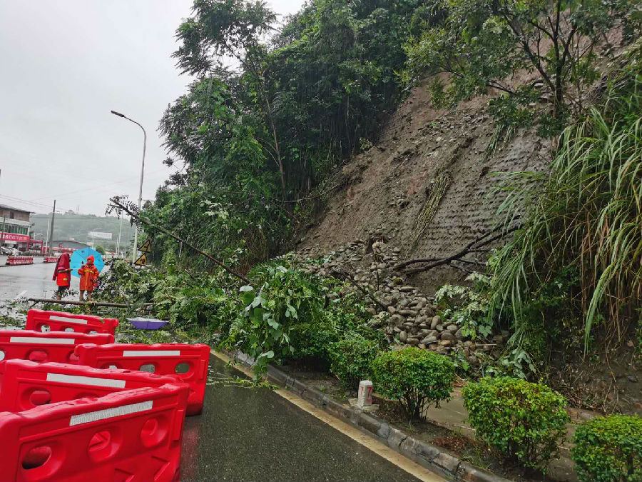 行動迅速 全力排險 沉著應(yīng)對彰顯路橋擔(dān)當(dāng)2.jpg a9cba3ead8e0ed800eb670da49455daf.jpg