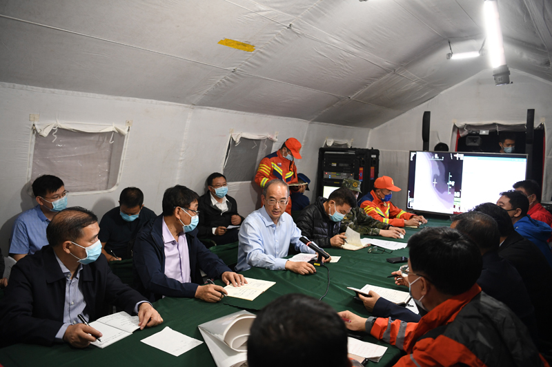 黃強在甘孜州瀘定縣指導抗震救災工作并主持召開省市（州）縣前線聯(lián)合指揮部會議時強調(diào) 堅決貫徹落實習近平總書記重要指示精神 全力救援受災群眾最大限度減少人員傷亡「相關圖片」