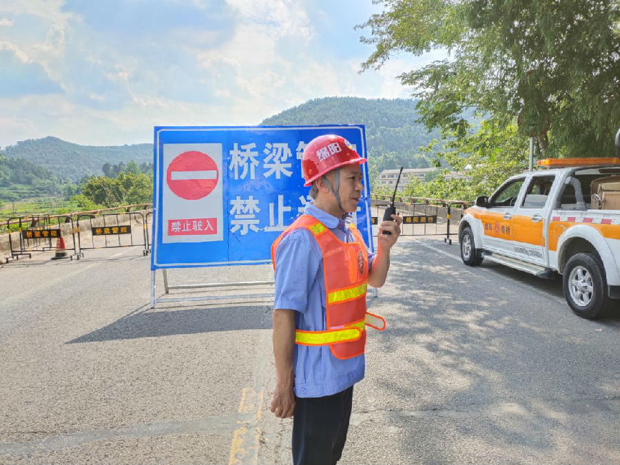 2020年綿陽(yáng)市汛期公路搶通保通和橋梁 安全管控應(yīng)急演練圓滿舉行3.jpg f1a047b9f0281da4c4655abf9cac0e1d.jpg